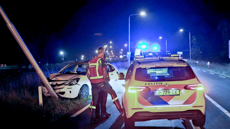 Automobiliste ramt met auto lantaarnpaal langs N504 bij Noord Scharwoude