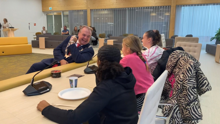 Groep 7 van De Branding ontbijt met Bergense burgemeester en onderwijswethouder