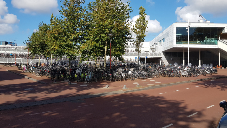 Gemeente en RataPlan over fietsenchaos op Station Alkmaar: “Dweilen met de kraan open”