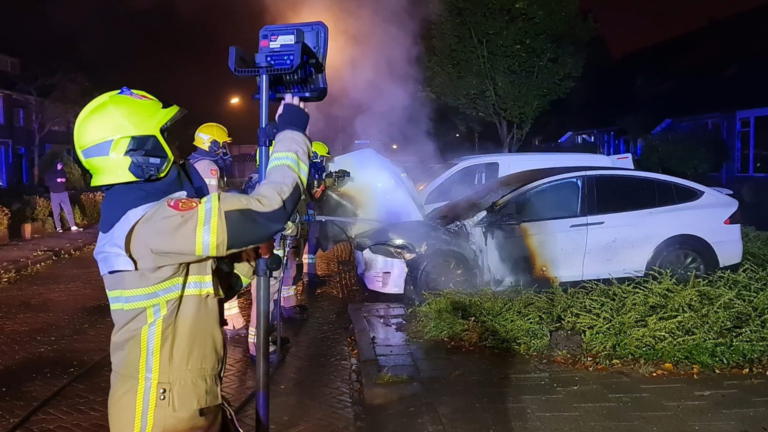 Elektrische auto vliegt in brand in Heerhugowaard, politie start onderzoek