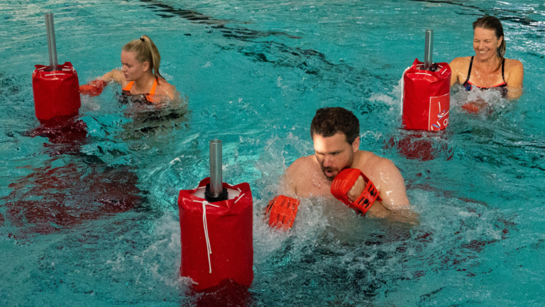 Zwembad Hoorse Vaart start na de herfstvakantie met Aquakickboks en Aquajump 🗓