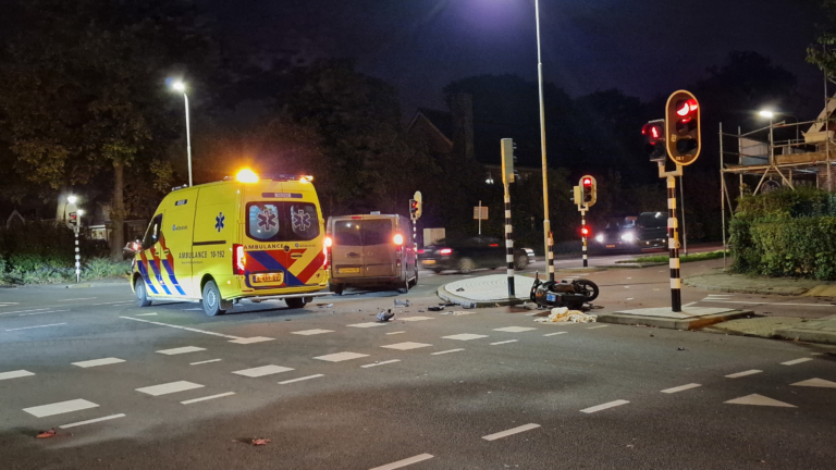 Scooterrijder gewond bij harde botsing op Voorburggracht in Zuid-Scharwoude