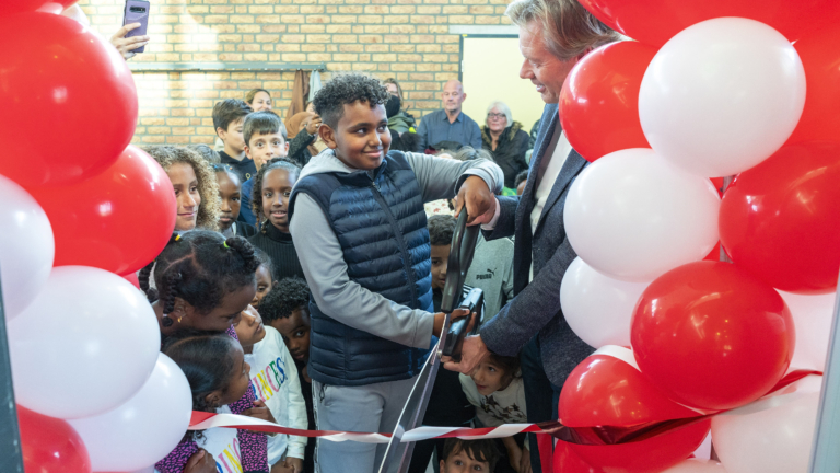 Ritwam en wethouder Voordewind openen jongerencentrum in sportcomplex Oosterhout