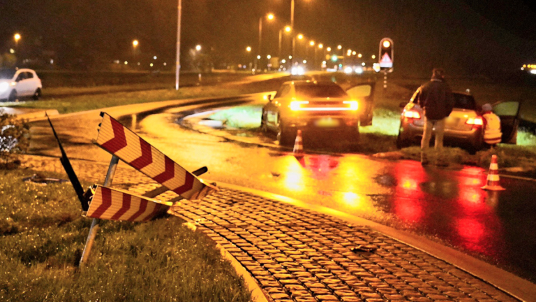 Beschonken bestuurder ramt auto en verkeersborden op Kalkovensweg