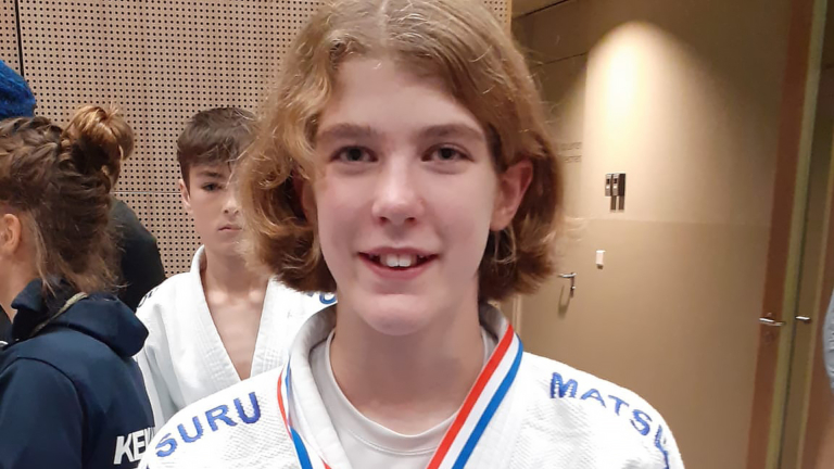Alkmaarse judoka Esmee Vendrig wint zilver op NK tussen twee jaar oudere jeugd