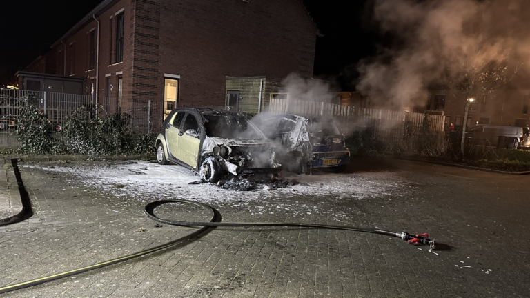 Nare surprise op Sinterklaasavond: twee auto’s uitgebrand in Heerhugowaard