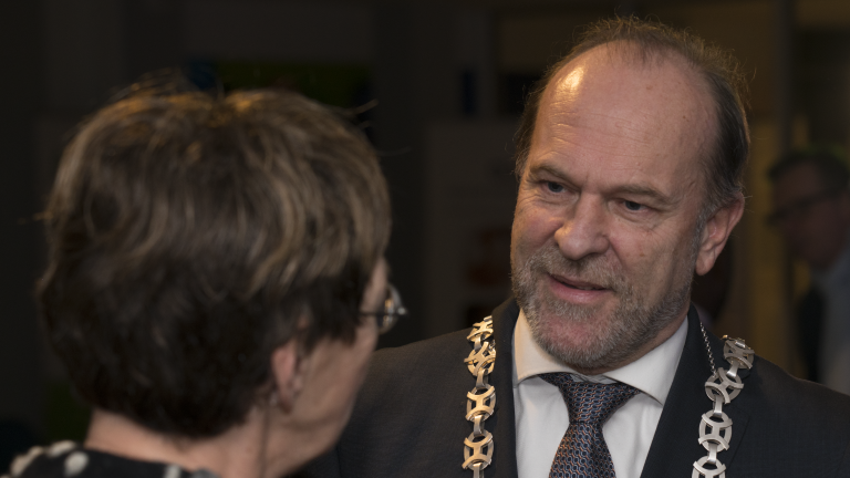 Oud-burgemeester Blase waarschuwt politiek in boek: “Als er niks verandert volgt een clash”