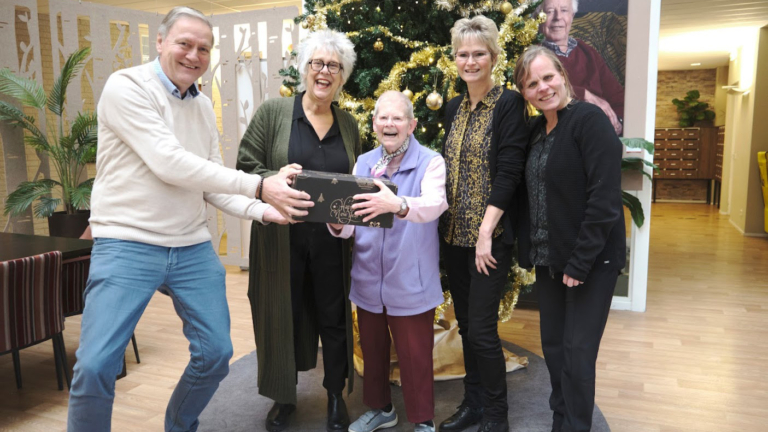 Stichting Present deelt honderden kerstpakketten uit in Dijk en Waard