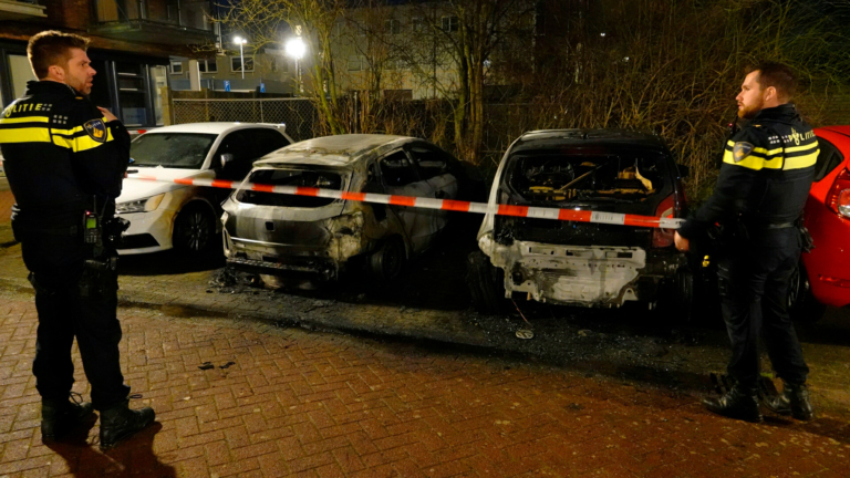Auto’s branden uit op Alkmaarse parkeerplaats, politie vermoedt brandstichting