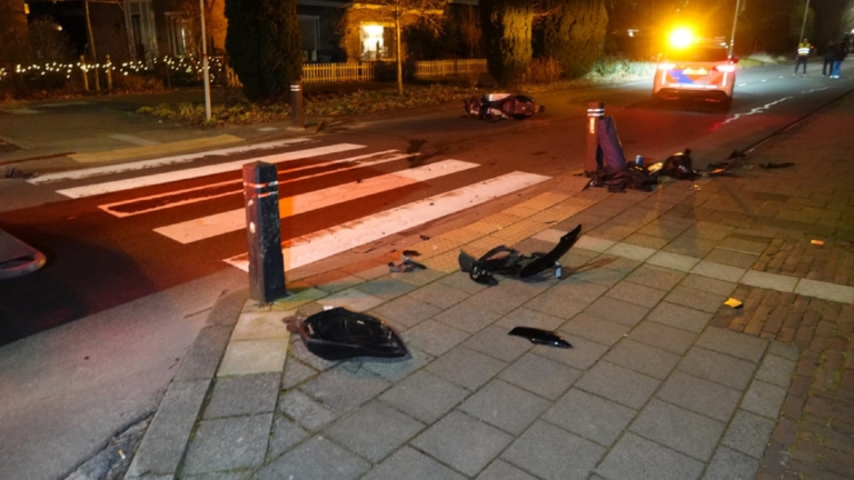 Man rijdt scooter aan gort op wegversmalling Voorburggracht in Zuid-Scharwoude