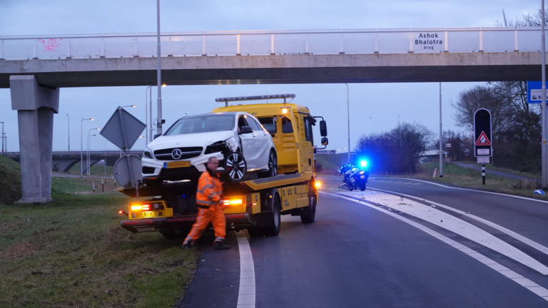 Wegdommelende automobilist zorgt voor éénzijdig ongeval en olie op wegdek N242