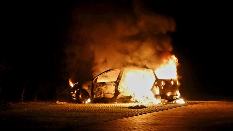 Volkswagen Golf gaat in vlammen op bij ‘t Waarderhout in Heerhugowaard