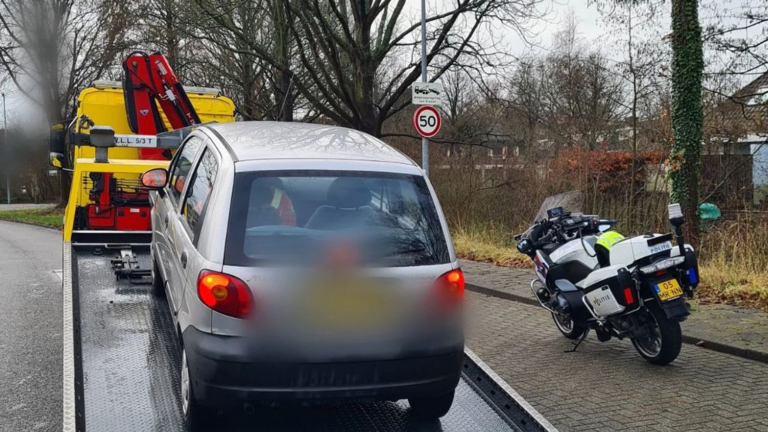 Politie Alkmaar neemt auto af van wel heel eigenwijze automobilist zonder rijbewijs