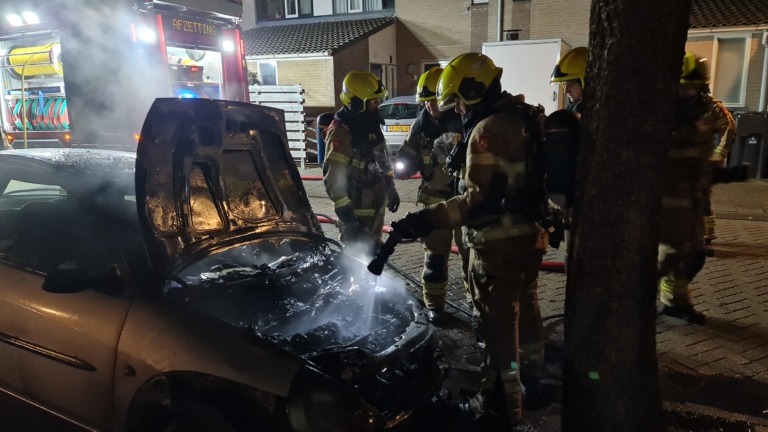 Ford Ka vat vlam in Alkmaarse Hannie Schaftstraat; brandstichting niet uitgesloten