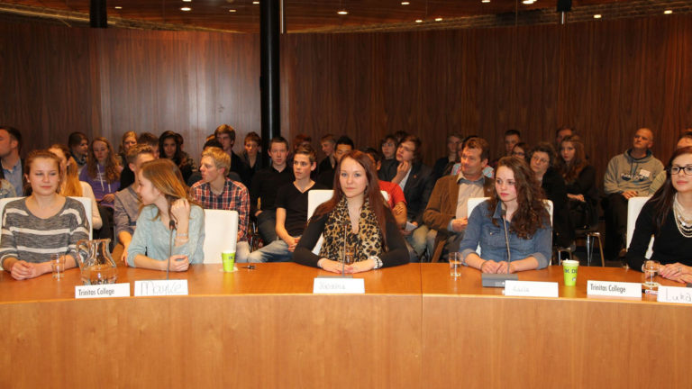 Leerlingen van middelbare scholen stappen de politiek in tijdens de jongerengemeenteraad in Dijk en Waard