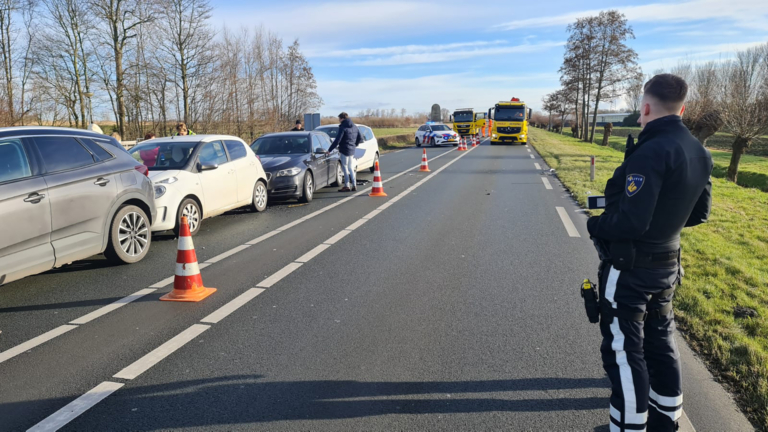 Kop-staart botsing op N242 bij Waarland; één automobilist met nekklachten naar ziekenhuis