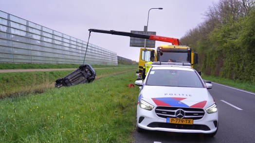 Automobiliste raakt van Schagerweg (N245) en eindigt met auto in sloot