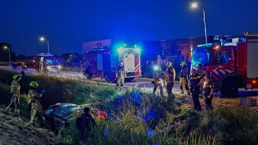 Auto rijdt in sloot Oudkarspel, traumahelikopter komt ter plaatse