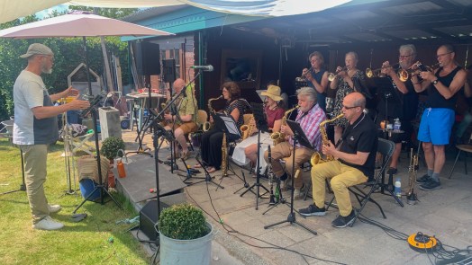 Pancrasser organiseert concert met bigband in eigen tuin: “Het is weer eens wat anders”