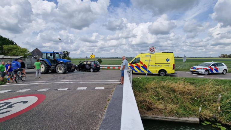 Gewonde bij tractorongeluk in Schermerhorn, bestuurder mogelijk onder invloed