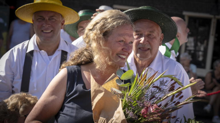 Ingrid Kruyssen al 25 jaar de stem van de Kaasmarkt: “Hier zie ik nooit chagrijnige gezichten”