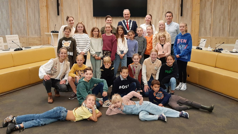 Kinderen van Matthieu Wiegmanschool genieten met Bergense burgemeesters van gezond ontbijt