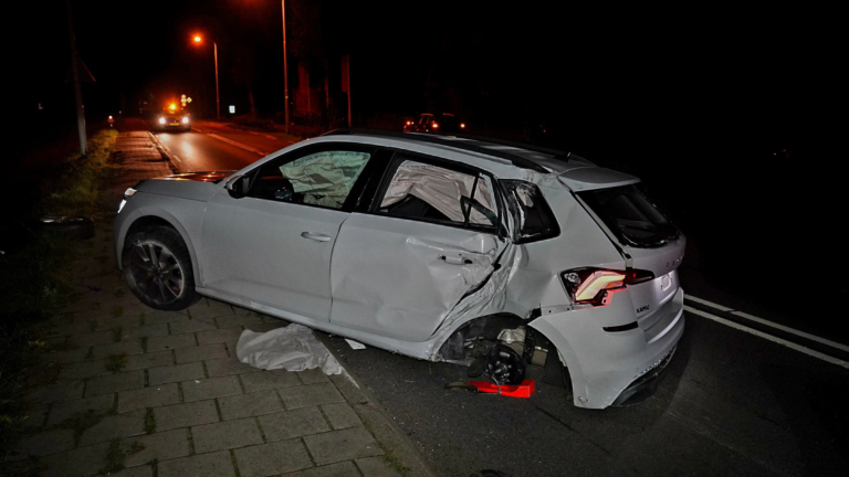 Auto vliegt uit de bocht in Egmond-Binnen en verliest beide achterwielen