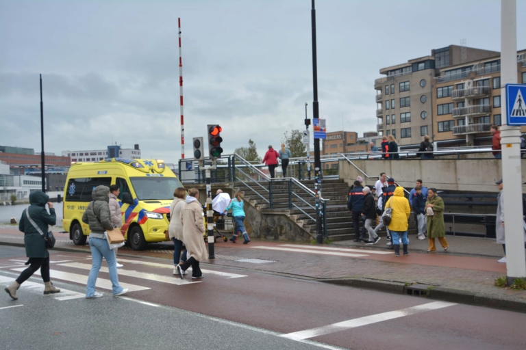 Ambulancepersoneel reikt helpende hand na ongelukkige val op Ringersbrug