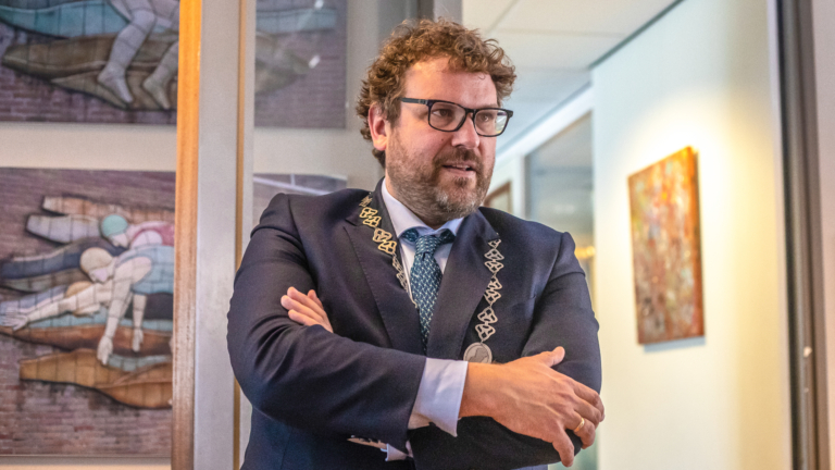 Burgemeester Dijk en Waard wil dienstauto’s privé gebruiken: ‘Voor dynamische aard van het ambt’