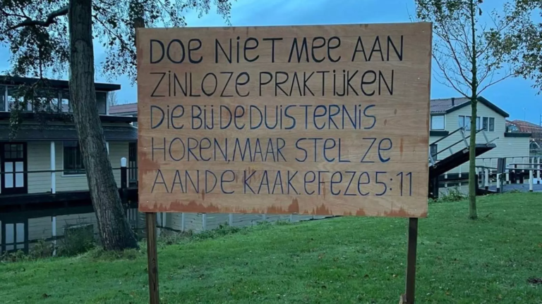 Kerken Langedijk veroordelen vernieling vlag en Bijbelleus bij basisschool: “Vader, vergeef”