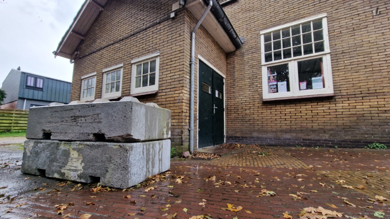 Bergens beton blokkeert nog steeds toegang; rechtszaak dreigt voor gemeente