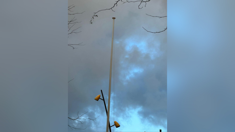 Opnieuw regenboogvlag vernield in Dijk en Waard: “Nog geen dag gehangen”