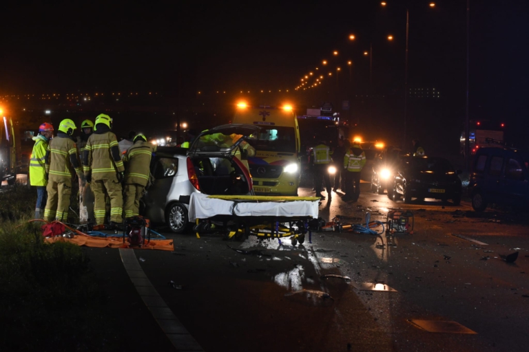 Zeven auto’s betrokken bij ernstig ongeval N242; twee mensen zwaar gewond