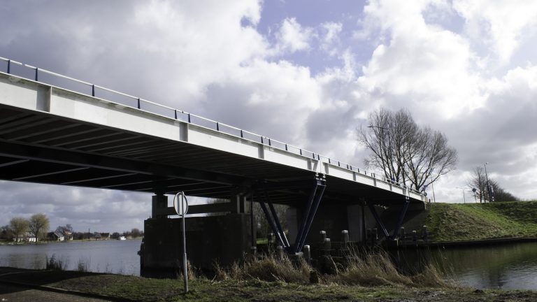 De Broekhornerbrug is nog niet klaar, maar al wel weer open