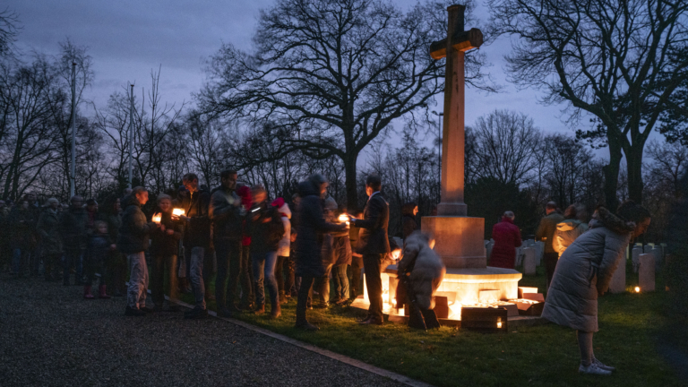 Warme gloed over oorlogsgraven in Bergen: lichtjes ontstoken op kerstavond