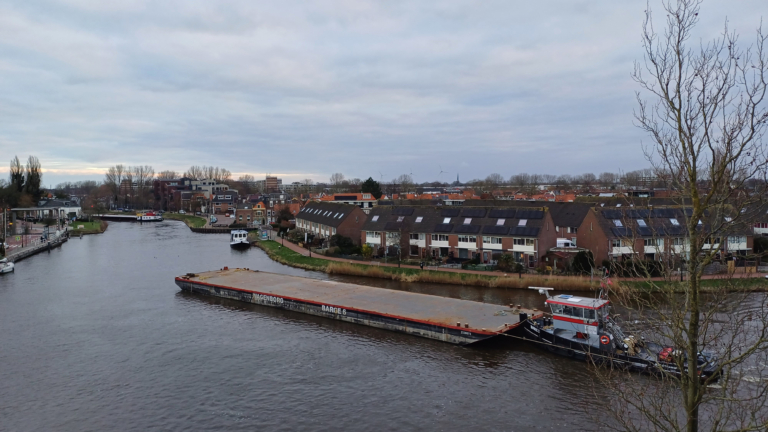 Spitsuur op Kanaal door dichte sluizen Amsterdam: “Hoop dat het na deze week over is”