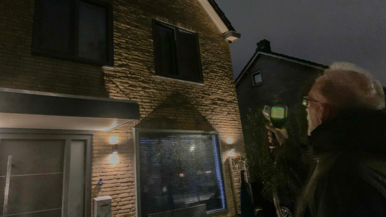Heerhugowaarders trekken met infraroodcamera de wijk in: “Een huis kan altijd nog duurzamer”