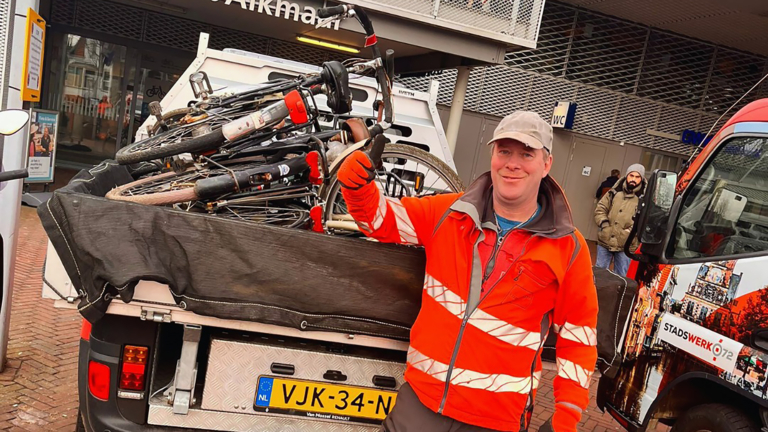 Weesfietsen en fietswrakken weggehaald bij Station Alkmaar: “Opgeruimd staat netjes!”
