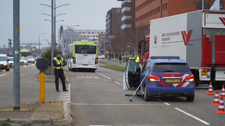Gewonde bij botsing met KMar-auto tegen lijnbus op Helderseweg