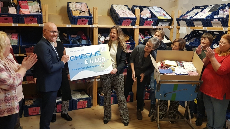 Verrassing voor Stichting Babyspullen: ambtenaren Dijk en Waard doneren gul