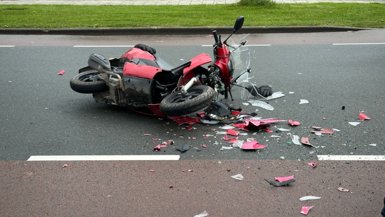 Scooterrijdster gewond na botsing met stilstaande bestelbus in Heerhugowaard