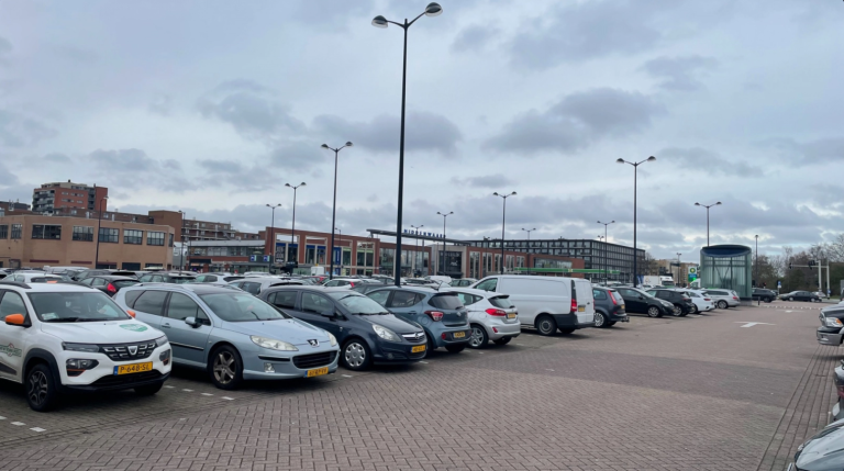Raad Dijk en Waard stemt in overvolle raadszaal vóór nieuw parkeerbeleid