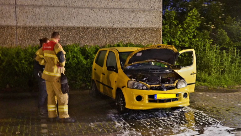 Ondanks snelle uitruk brandweer gaat auto verloren in Heerhugowaard