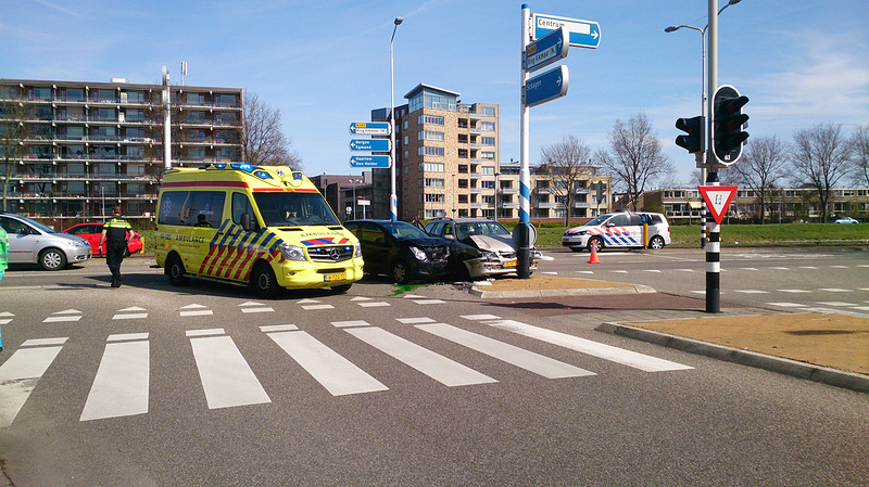 Ongeval tussen twee auto's op Helderseweg Alkmaar: vijf gewonden