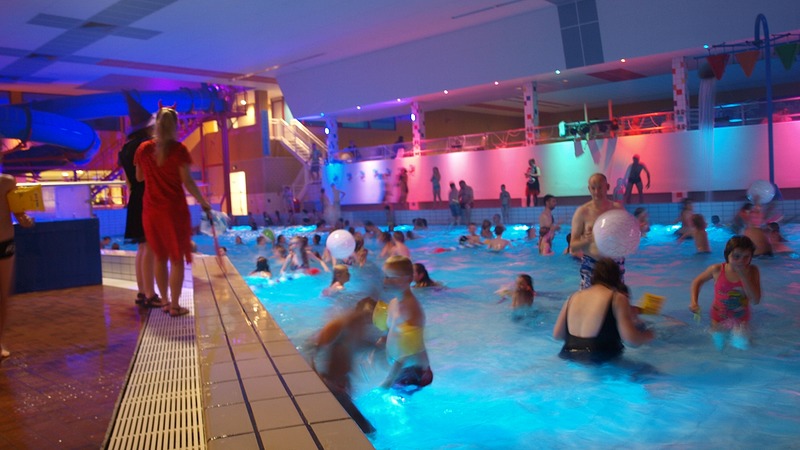 Zwembad Hoornse Vaart sluit op 16 mei kinderdiscoseizoen af in circussferen