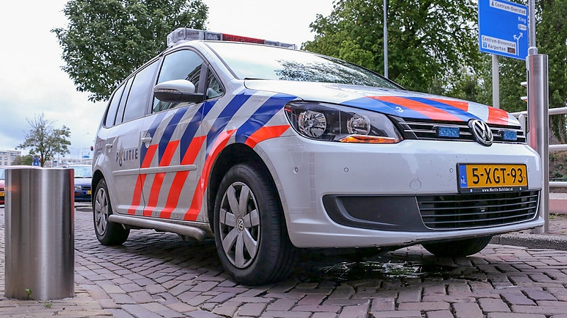 Politieauto klapt op beweegbare paal Wageweg in Alkmaar; twee gewonden