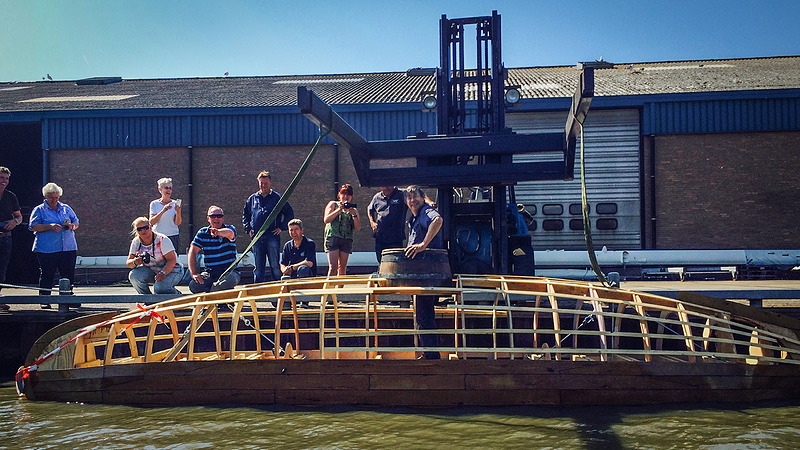 Replica Drebbel duikboot wordt dag voor Kaeskoppenstad te water gelaten met replica havenkraan