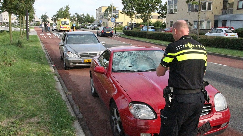 Meisje (14) vol door auto geschept op Waardse West-Frieslandsingel